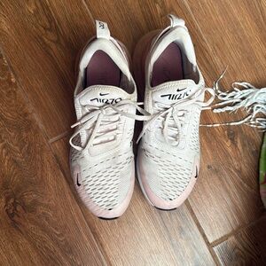 Light pink Nike air max 270 SIZE 8. Women’s